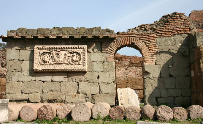 Basilica Emilia, frammenti colonne in granito rosa del restauro del 410, allineati davanti muro delle Tabernae Novae – Foro Romano, Roma IT