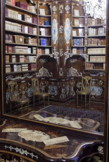 Consolle della Biblioteca Piffetti  con intarsi che simulano fogli – Palazzo del Quirinale, Roma IT 