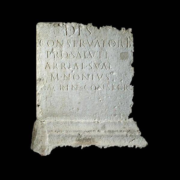 Tomba di Marcus Nonius Macrinus - Dedica di Macrino per la salute della moglie Arria – Museo Maffeiano, Verona