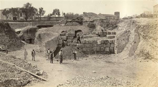foto d'epoca: Scavo delle Mura Serviane e ritrovamento Auditorium di Mecenate, 1874