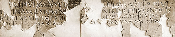 Frammenti di una delle epigrafi con dediche a Tiberio ed a Gaio e Lucio Cesari.