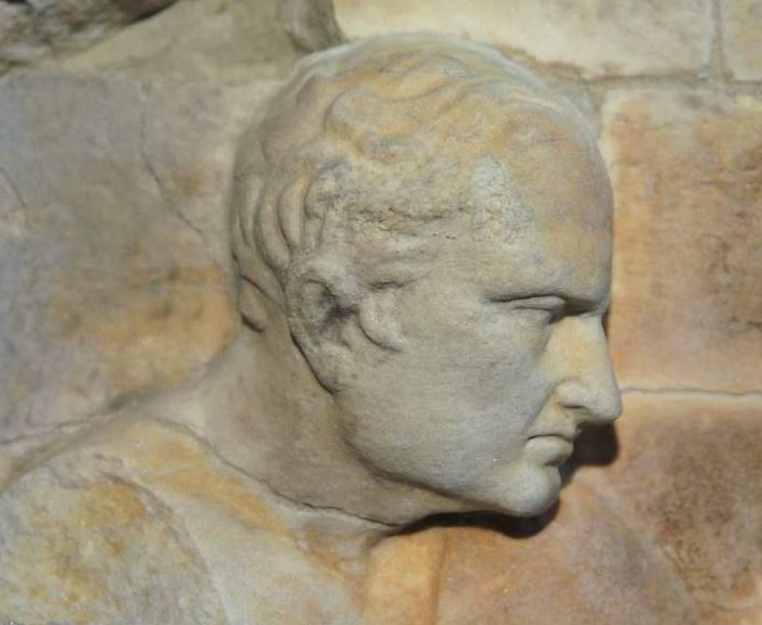 Marco Emilio Lepido, console del 187 a.C. supervisiona la costruzione di Regium Lepidi – Fregio della Basilica Emilia conservato nell'Antiquarium