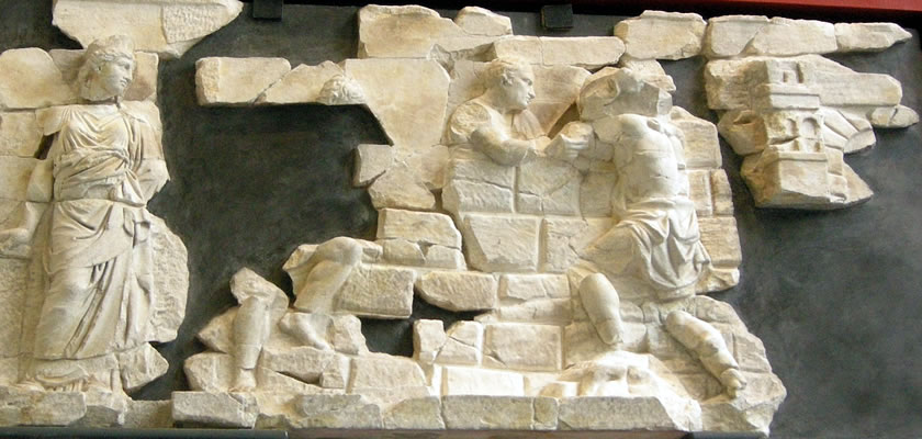 Frammento ricomposto del fregio dell'architrave della Basilica Emilia: Marco Eilio Lepido e la fondazione del forum Regio Lepida – Antiquarium Foro Romano IT