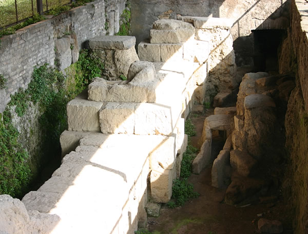 Tratti di Fondazione e resti dei muri della basilica edificata nel 179 a.C. da Marco Fulvio Nobiliore e Marco Emilio Lepido – Foro Romano, Roma IT. Foto Romeandart