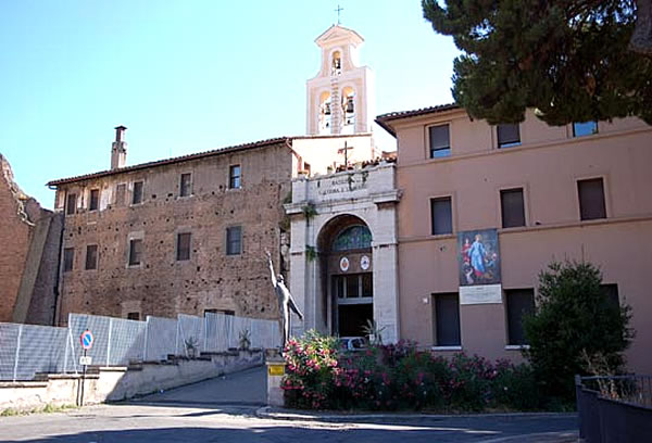 Basilica dei SS Cosma e Damiano, entrata e muro della Forma Urbis – Roma IT