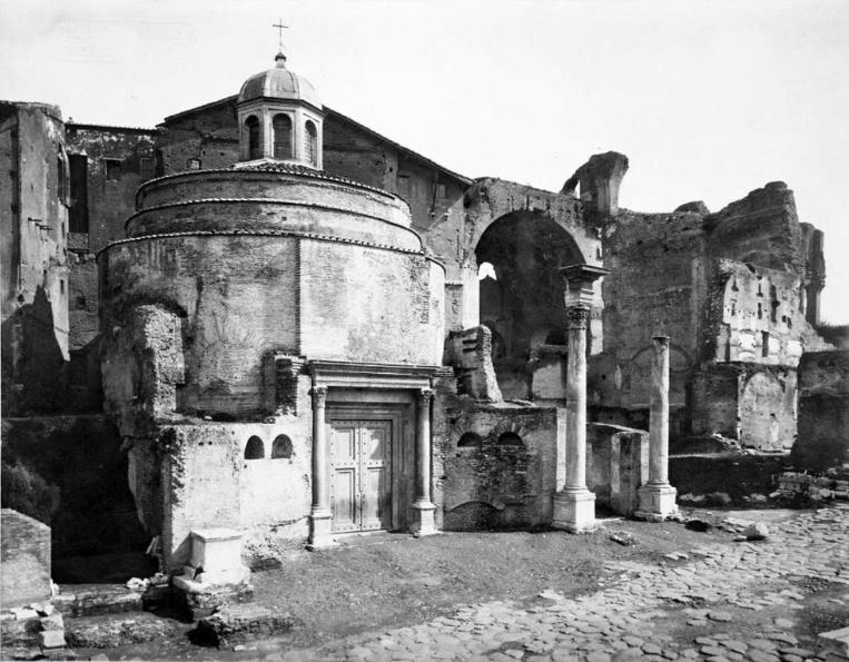 Entrata alla Basilica dei SS Cosma e Damiano quando il cosiddetto Tempio di Romolo era usato come sacrestia nel XVIII secolo – Foto antecedente inizio scavi nel Foro Romano