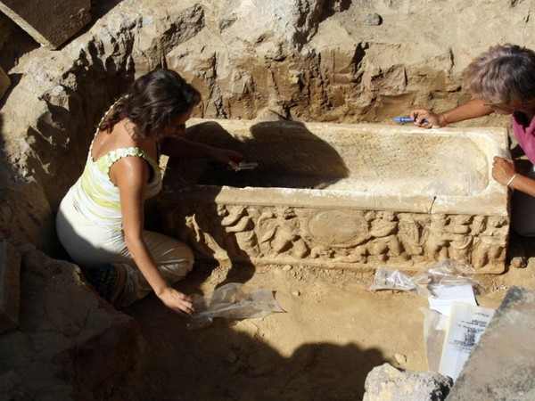 Dos sarcófagos decorados descubiertos a lo largo de la antigua Via Triumphalis
